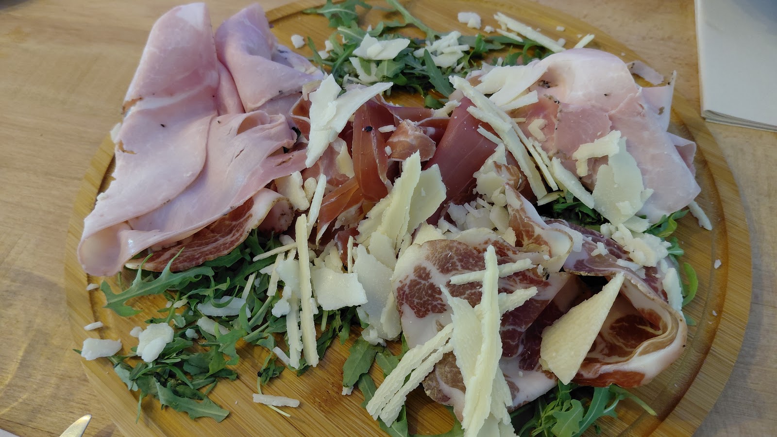 Assiette de jambon cru, copeaux de parmesan et roquette